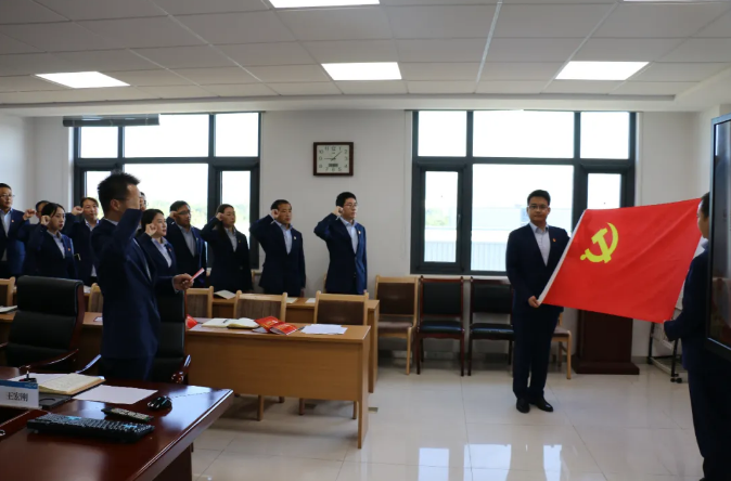 重溫誓詞憶初心 砥礪前行擔(dān)使命——泓源公司舉辦黨員集體“政治生日”活動(dòng)(圖2) 重溫誓詞憶初心 砥礪前行擔(dān)使命——泓源公司舉辦黨員集體“政治生日”活動(dòng)(圖2)